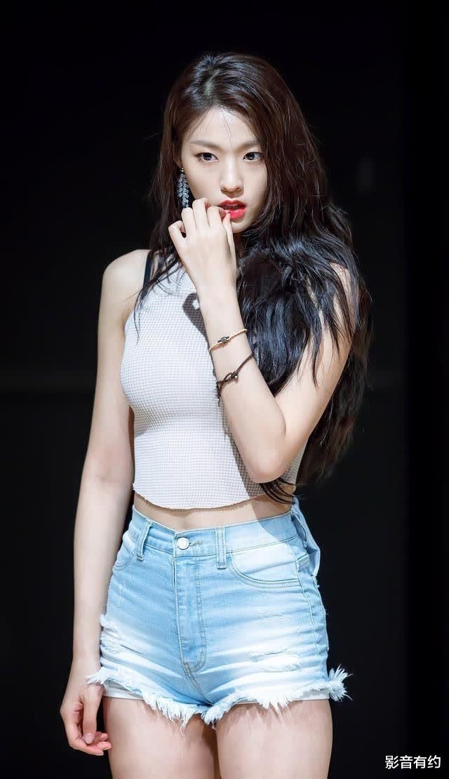 清纯阳光的时尚美女，白色背心搭配蓝色牛仔短裤，展现青春活力感