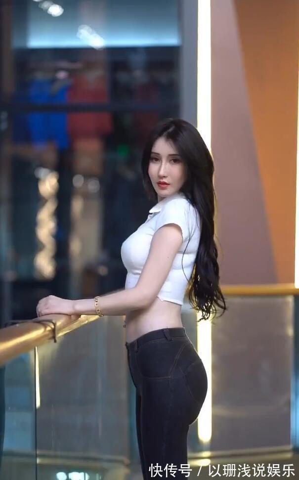 身材 白T恤搭配黑牛仔裤,发挥身材优点,映衬出极品轮廓