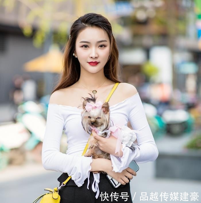 漂亮|街拍:好漂亮的小姐姐,身穿一字肩小款上衣,美极了!