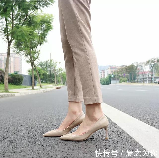 脚型 尖头细跟鞋显示出女人的敏捷和细腻,有着不可替代的地位