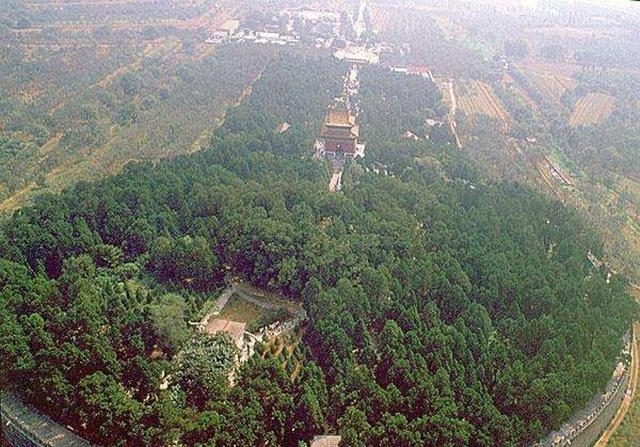 1956年定陵考古:金刚墙打开后散黑烟,考古人员放公鸡探路
