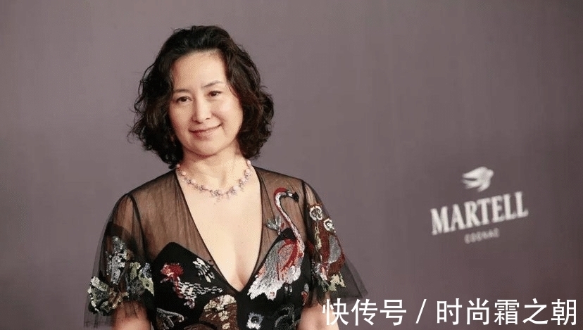 身材|何超琼肉感身材真有优势,穿银色薄纱连衣裙配短发,太有豪门气质