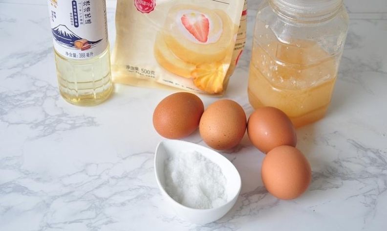 四个鸡蛋一碗面粉,做出妈妈爱吃的蜂蜜蛋糕,的确是小时候的味道