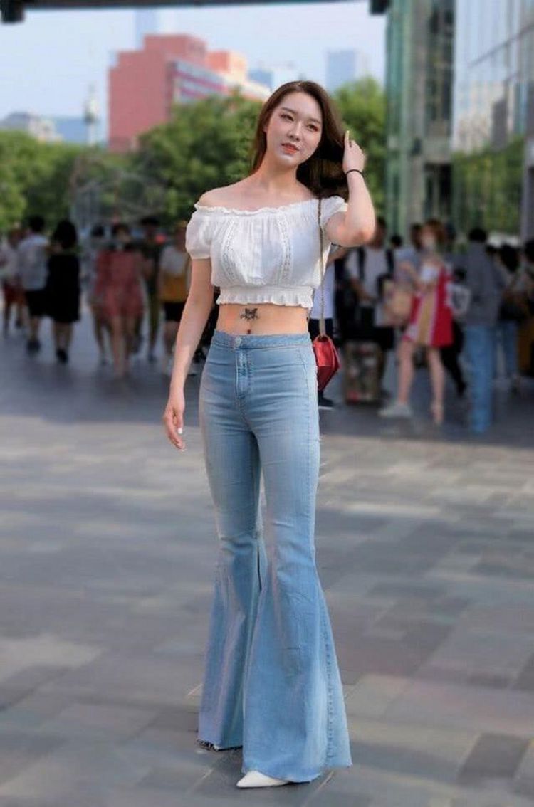 身姿|身穿条纹职业套装的小美女,完美展示出修长的美腿,很有吸引力