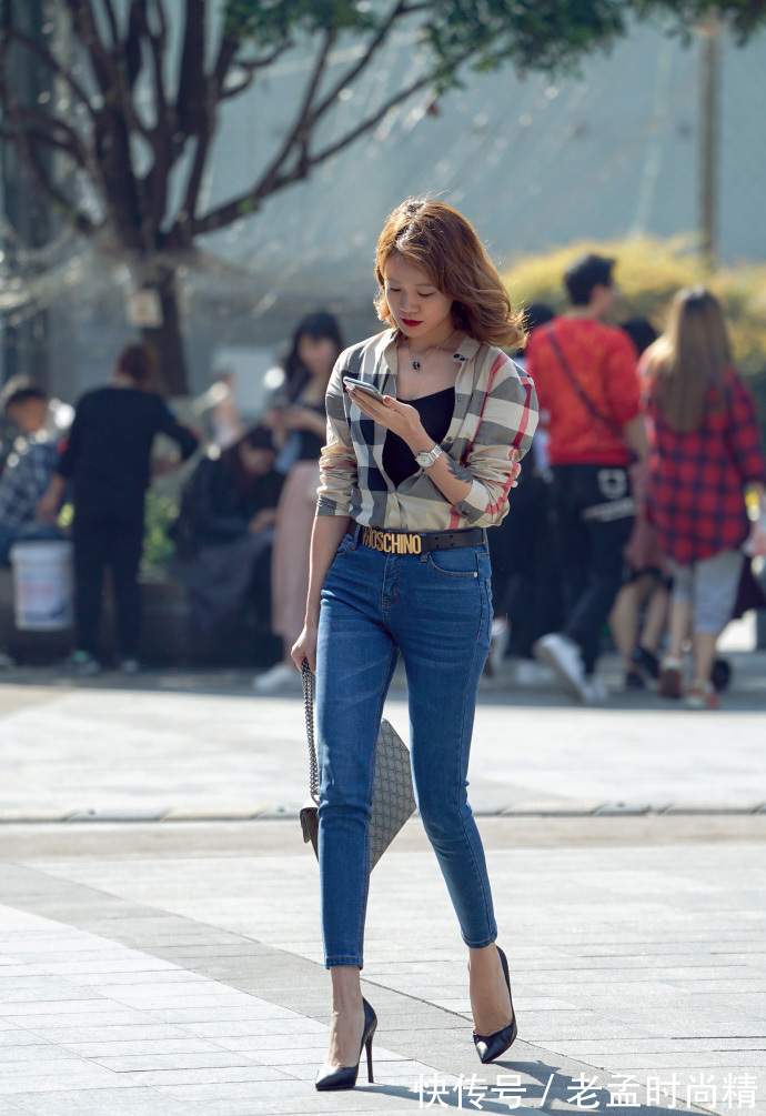 重庆|重庆街拍,撞色卫衣搭配牛仔裤,性感与时髦并存!