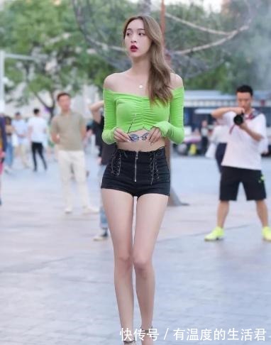 樱桃口 绿色一字肩衬衣搭配高腰牛仔裤,清新自然,气质感满满!