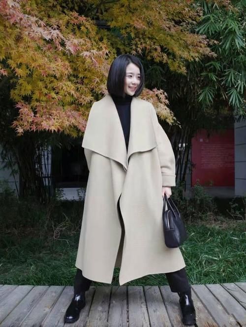 今年流行一种“大气风”穿法，保暖洋气显高级，成熟女性的最爱