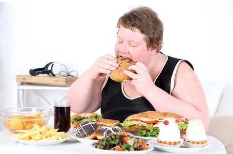 骨密度|骨密度低的人，医生给出建议：常补3种维生素，或助骨量增加