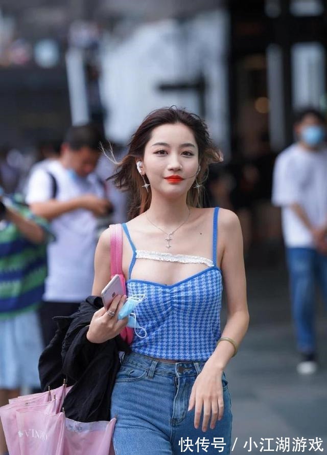 小姐姐 蓝色吊带上衣搭配蓝色牛仔裤,时尚短发小姐姐简约穿搭风格太美了!