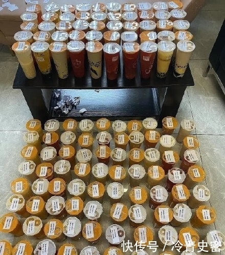 向往5|又请客!《向往5》杀青张艺兴请工作人员喝饮料,瓶盖上两行手写字太抢镜