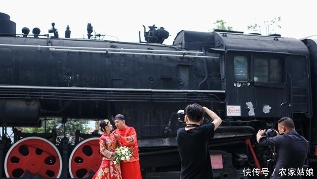 暖心!为给兵哥哥拍出浪漫婚纱照,百名保安配合做背景