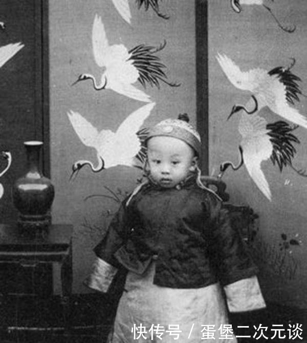 军事法庭|溥仪老照片:出席远东军事法庭,把证人席坐出了龙椅的气势!