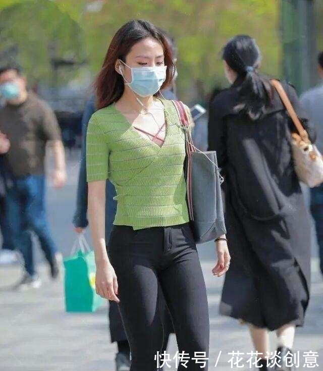 上半身|青色镂空半袖搭配黑色修身打底裤，修饰腿形，比较丰满
