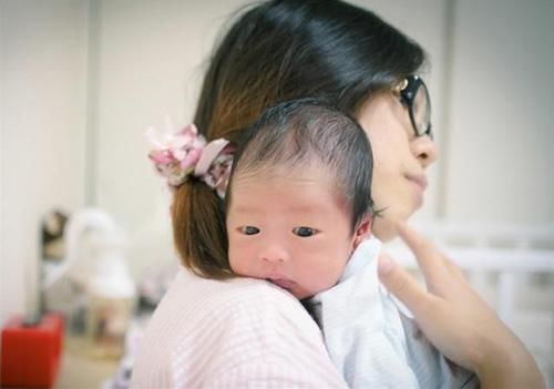 抱娃|新手父母抱娃有讲究，在小婴儿6个月前，尽量避免使用这些方法