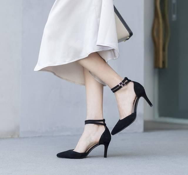 身姿 女人从穿上高跟鞋的那一刻开始,曼妙身姿由此开始盛放