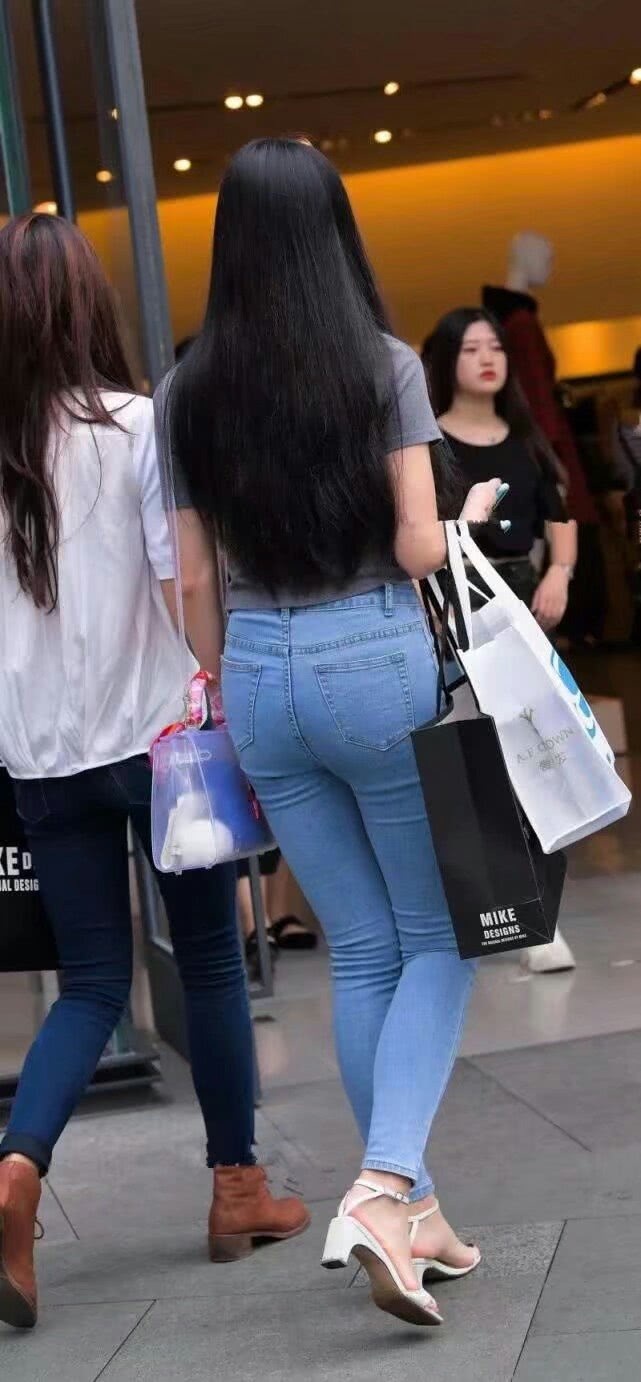 牛仔裤美女拥有含蓄的浪漫情怀，左看右看都美丽极了