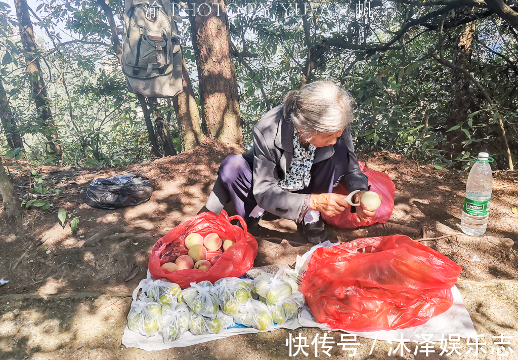 张家界|谁说张家界都是坑70岁老奶奶背水果上山卖，比市场还便宜