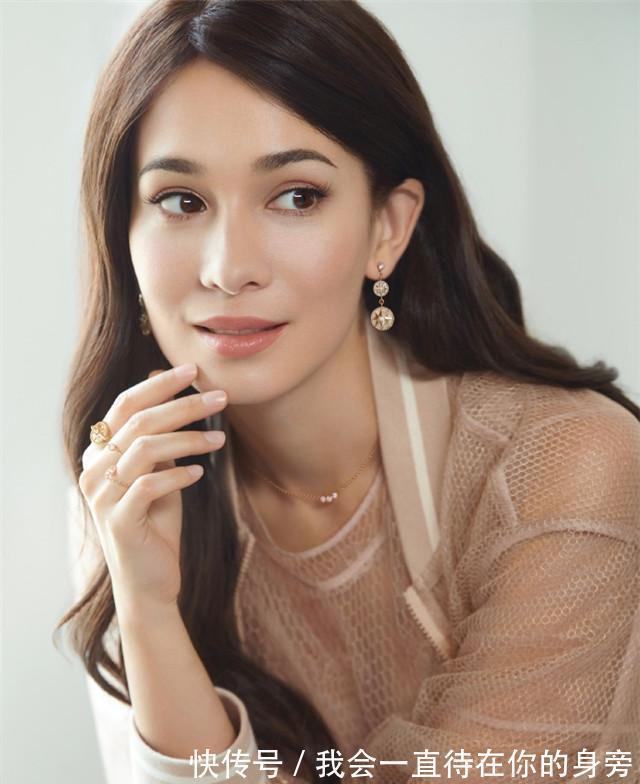 短发 奔五的女人这样穿,搭配这种发型,时髦又减龄