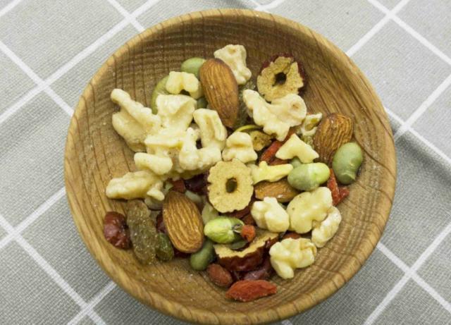 雌激素|女性不需太节省,多吃4种“零食”激活卵巢,“锁住”宝贵少女肌