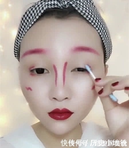 口红 小姐姐一支口红挑战10秒化妆,当看到成品后,网友:口红是神器