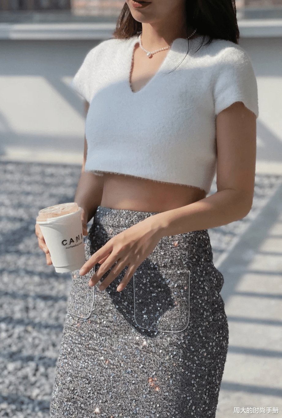 如何用穿搭来营造氛围感，四种节日聚会穿搭方式，不穿红色也能有节日感