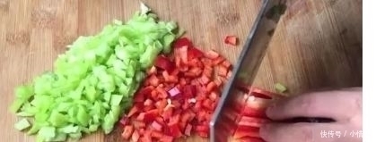 茄子|茄子别直接炒着吃了,教你一个新吃法,做法简单味道足,比肉还香