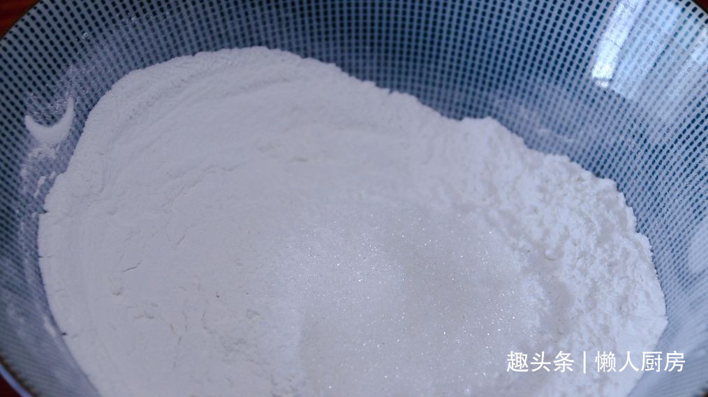 年糕不用买,撒点糯米粉,加点热水自己做,咬一口,还会爆浆