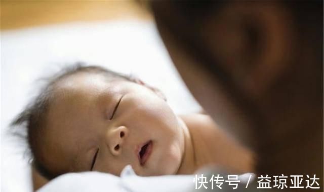 妈妈|宝宝白天频繁吃奶、不肯睡觉，除了母乳不足之外，还有两种可能