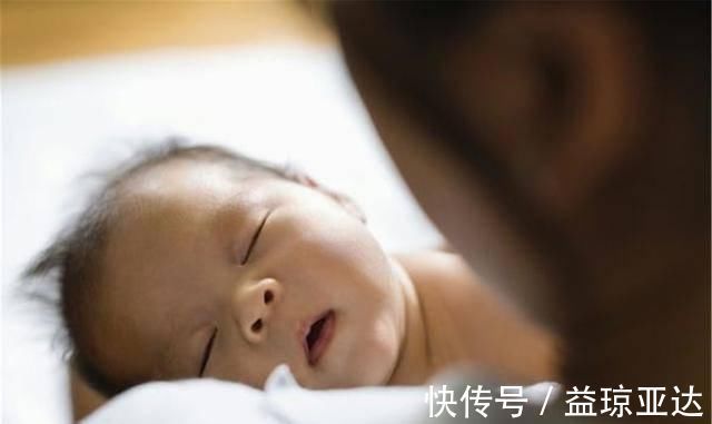 妈妈|宝宝白天频繁吃奶、不肯睡觉,除了母乳不足之外,还有两种可能