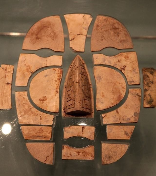 炸山|炸山发现神秘石坑,25年后挖出840平米大墓,出土1件逆天“面具”