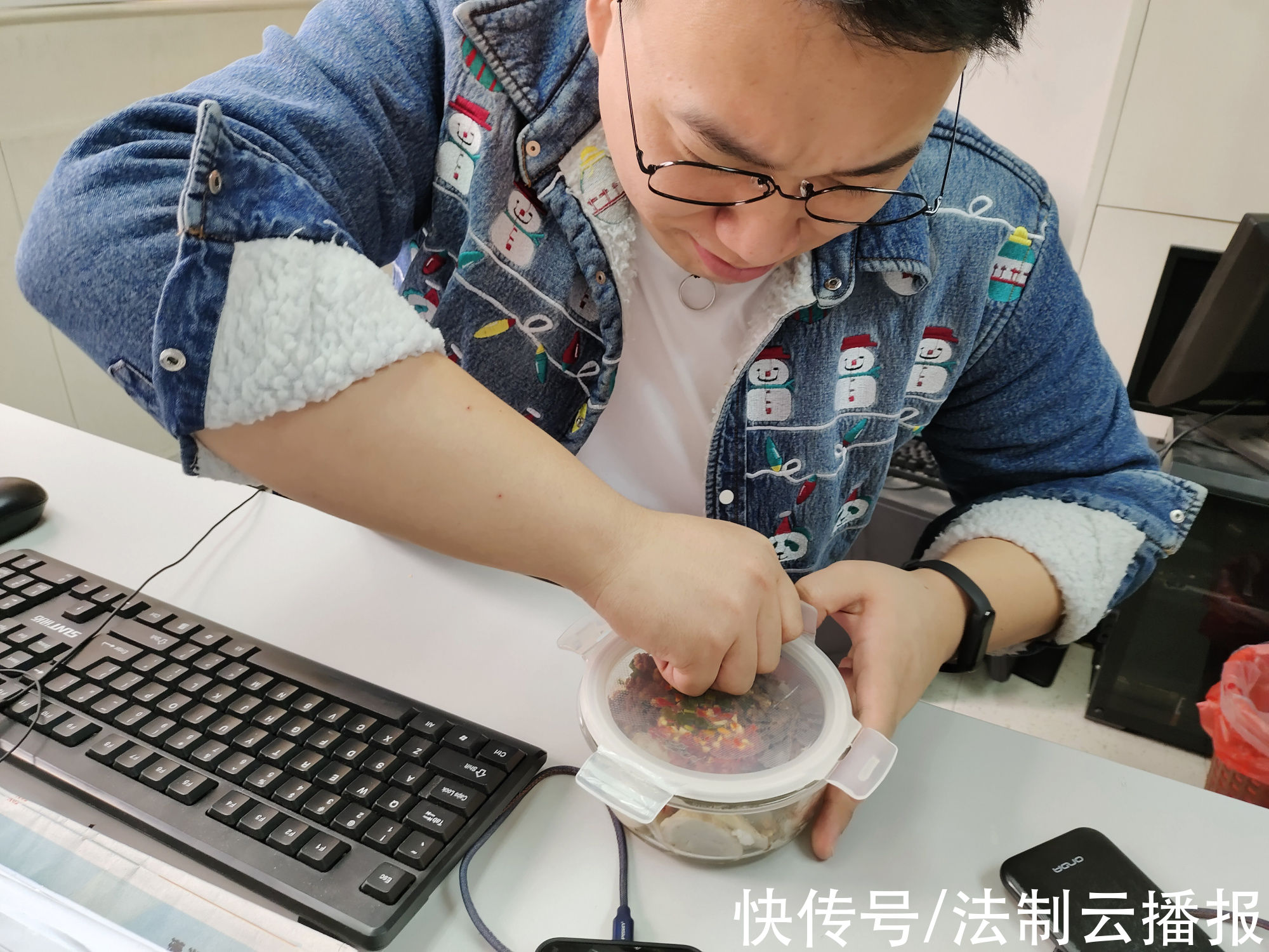 大型社死现场!长沙女生用微波炉热饭忘打开盖子，3分钟后，她失去了这顿午餐