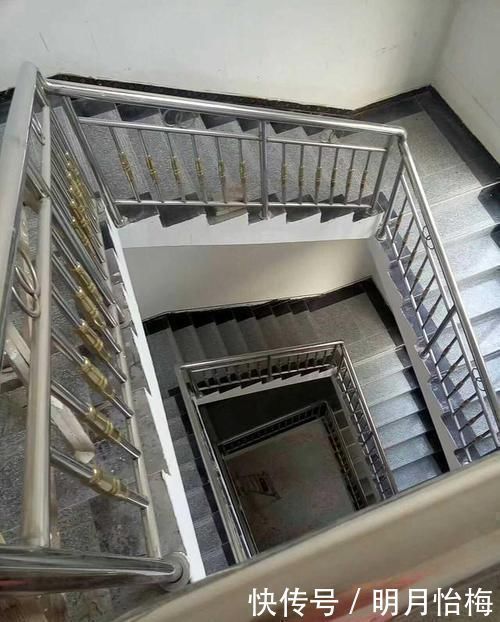 盖房|公婆花百万回农村盖房,全村都轰动了,抢着来参观,旋转楼梯太赞