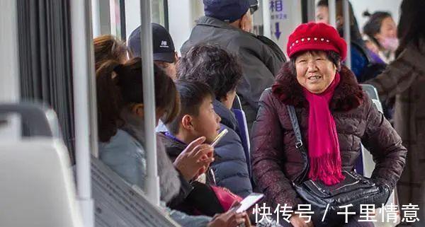 骨质疏松症|多走路人长寿?其实,人到了50岁,更应做好3件事,或比走路管用