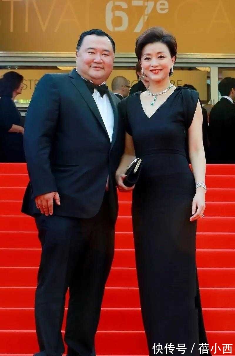 连衣裙|杨澜与富商老公走红毯，穿黑色连衣裙配短发，亲自演绎简约高级感