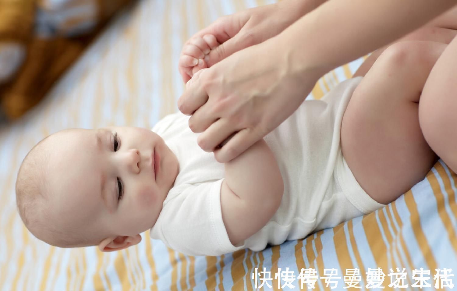 锻炼|这样陪两个月婴儿玩耍,不仅促进大脑和身体发育,还拉近亲子关系