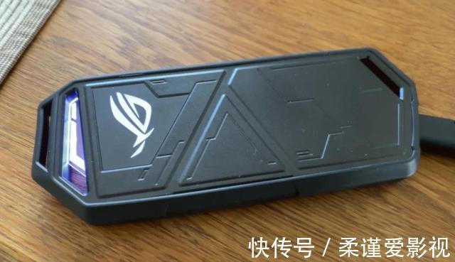 公开|总价值六万的背包里都放了些啥?差评同事背包大公开