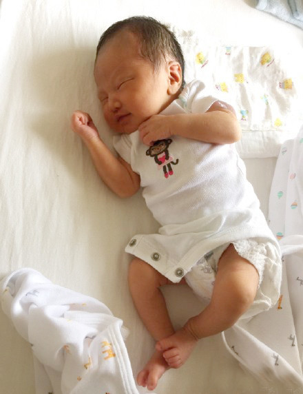 肠绞痛|“抱着呼呼睡放下立马醒”,宝宝“落地醒”是咋回事,教家长应对