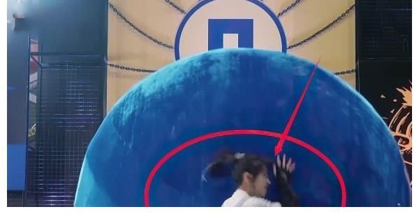 被大球砸到牙疼,宋雨琦卻慌張撫摸下巴,看清下巴形狀我明白了