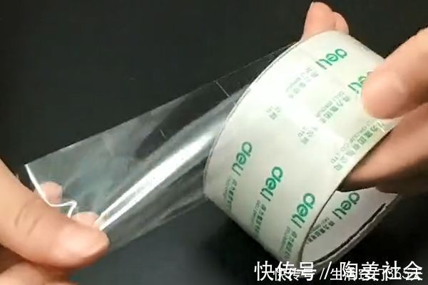 胶带上藏了个“小机关”,不用牙咬,不用剪刀,徒手就能撕胶带!