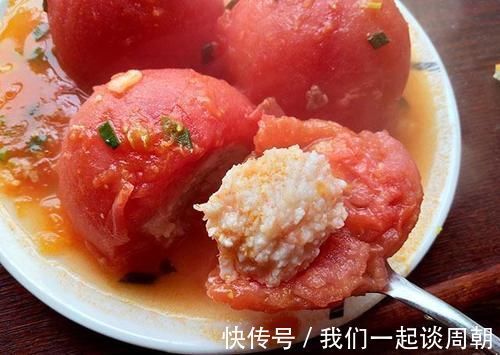 西红柿和它搭在一起，锅里蒸15分钟，入口浓浓的鲜味，弹嫩好吃