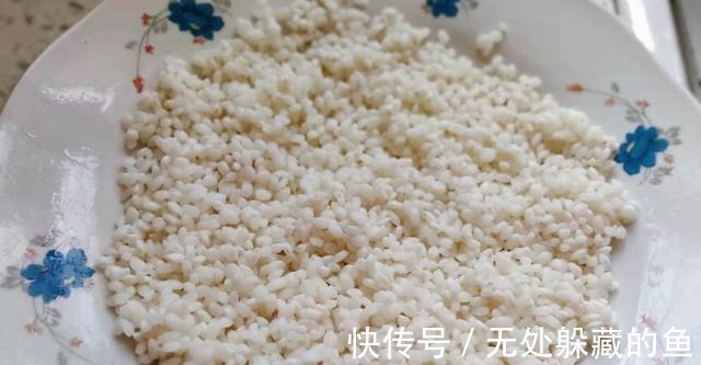 香菇|秋季,我常给孩子做它吃,锅中一蒸淋上料汁,便宜鲜美,简单好吃!