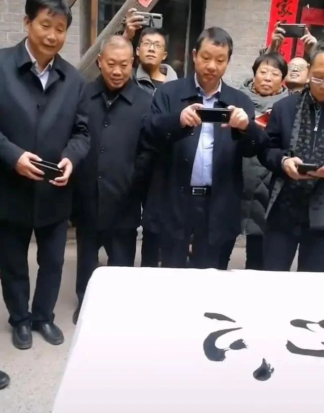 笔笔|“网红校长”郑强秀书法,字迹遒劲有力,端正大气,笔笔精彩