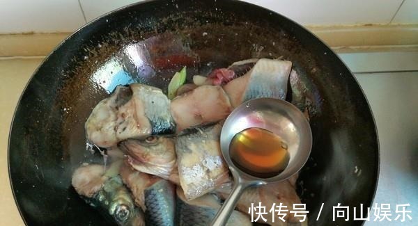 煮鱼时加上一点“它”,鱼肉不腥汤汁更香,还有很多人都不知道!
