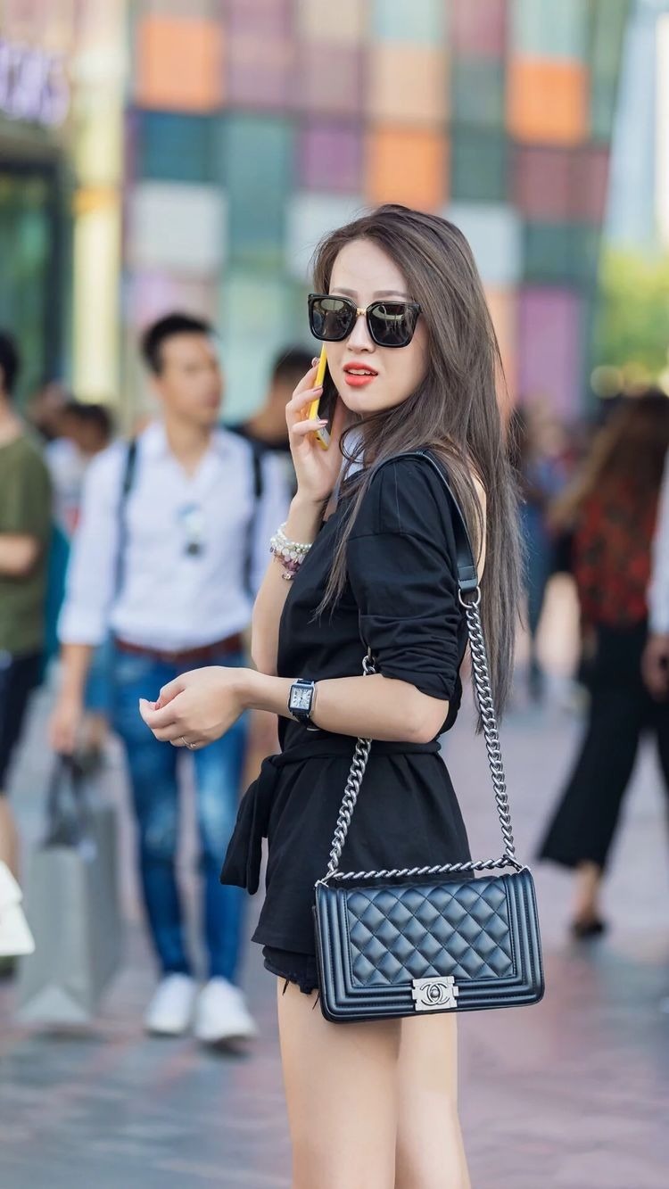 高跟鞋|美女身穿白色的长袖连衣裙,长发披肩,整体十分清爽舒适