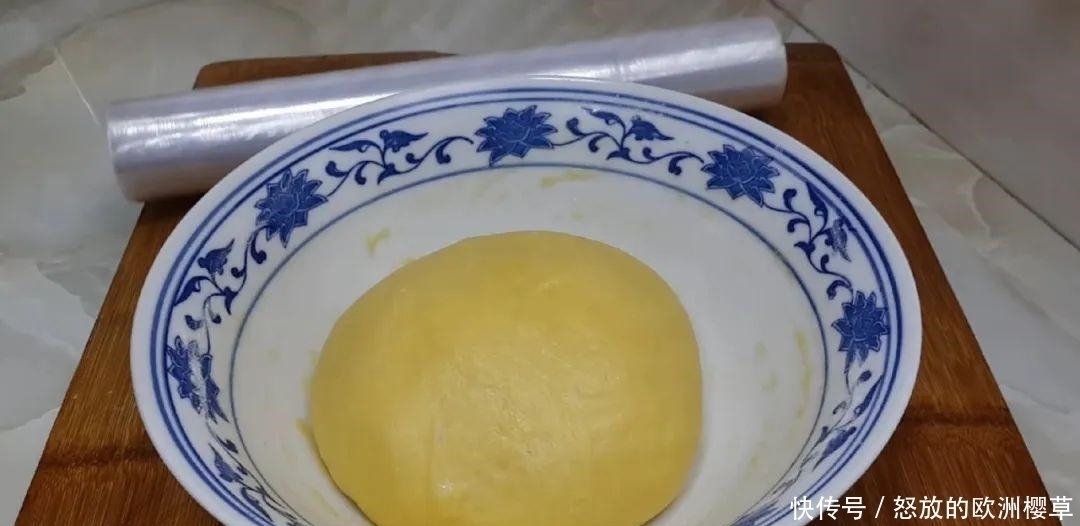 面包这样做才好吃,加4个鸡蛋,比蛋糕简单好吃,没烤箱也能成功