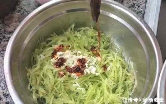 辣椒油|凉拌莴笋丝要不要焯水,大厨无意说漏嘴,30年的莴笋真的是白吃了
