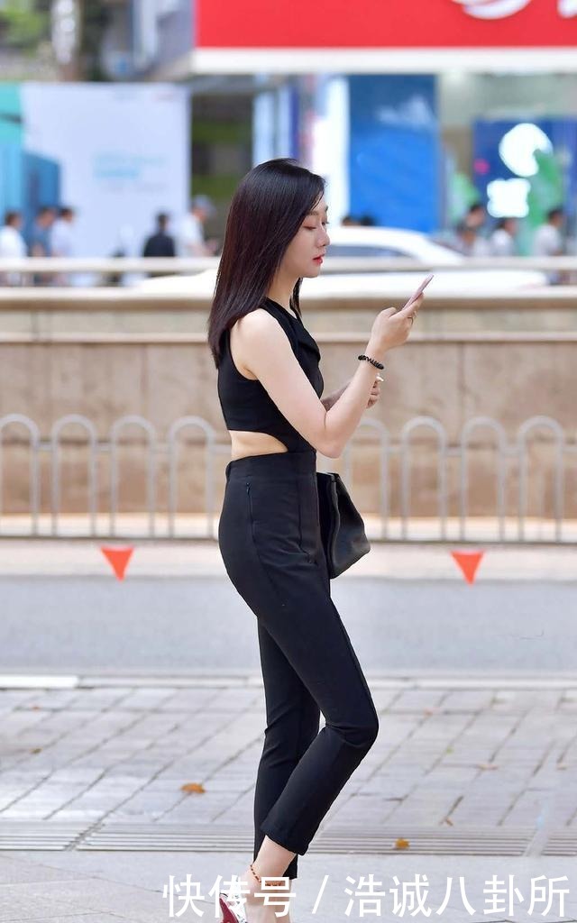 委婉|优雅的气质美女,黑色铅笔裤穿出了纤细的身材美,委婉又迷人