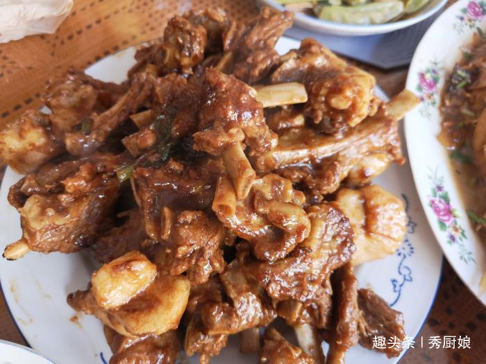 小叔子第一次带女友回家过年，嫂子做一桌好菜来招待，看看丰盛吗