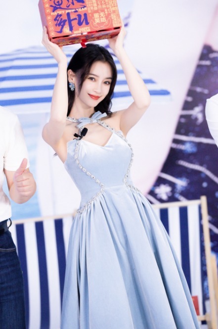 短靴|Angelababy又美出圈,红白条纹上衣配印花短裤清爽舒适,高级洋气