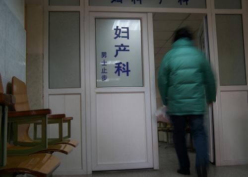 产房|宝妈凌晨生二胎,5岁女儿独自在产房外守候,护士询问后潸然泪下